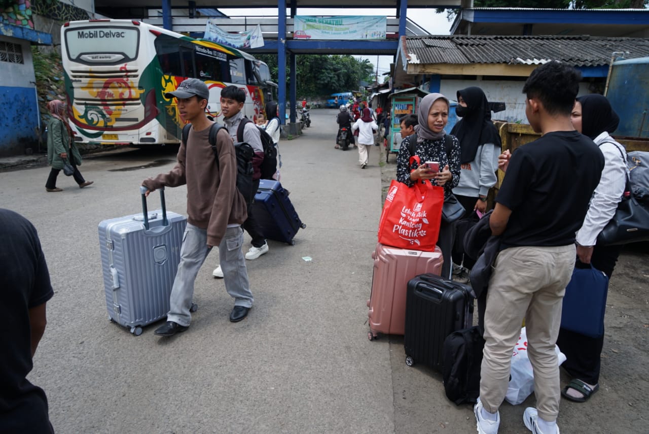 Sejumlah penumpang turun dari bus antar Kota Antar Provinsi di Terminal Baranagsiang Kota Bogor Jawa Barat, Minggu (6/4/2025).