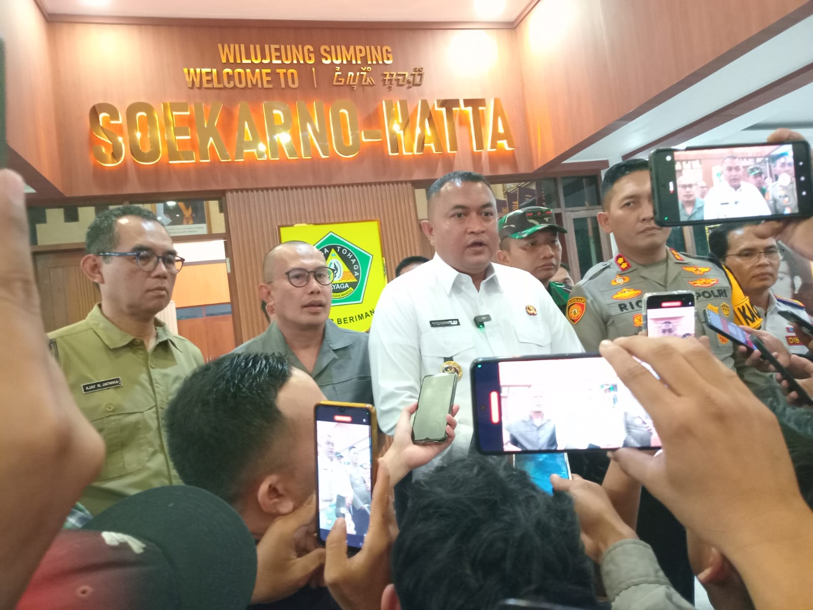 Bupati Bogor, Rudy Susmanto saat menjawab pertanyaan wartawan di Gedung Soekarno-Hatta atau yang lebih dikenal Pendopo Bupati, Minggu (6/4/2025).
