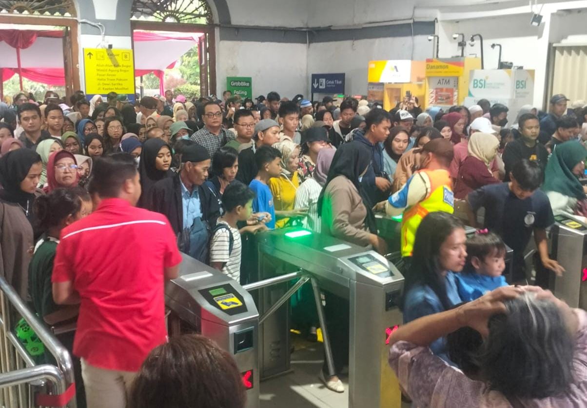 Antrean penumpang di Stasiun Bogor. Penumpang KA Lokal Pangrango Bogor-Sukabumi membludak.