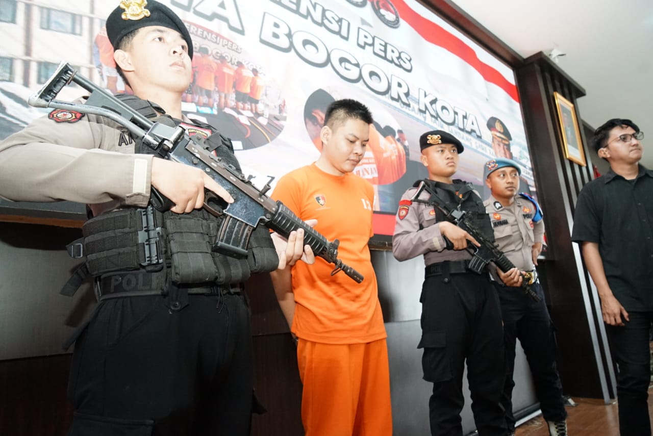 Satreskrim Polresta Bogor Kota merilis terduga pelaku kejahatan di Kelurahan Tanah Sareal, Kota Bogor Senin (7/4/2025). Pelaku merupakan keponakan dari korban.