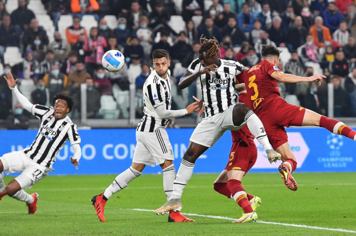 Pemain Juventus dan AS Roma berebut bola pada laga Serie A.