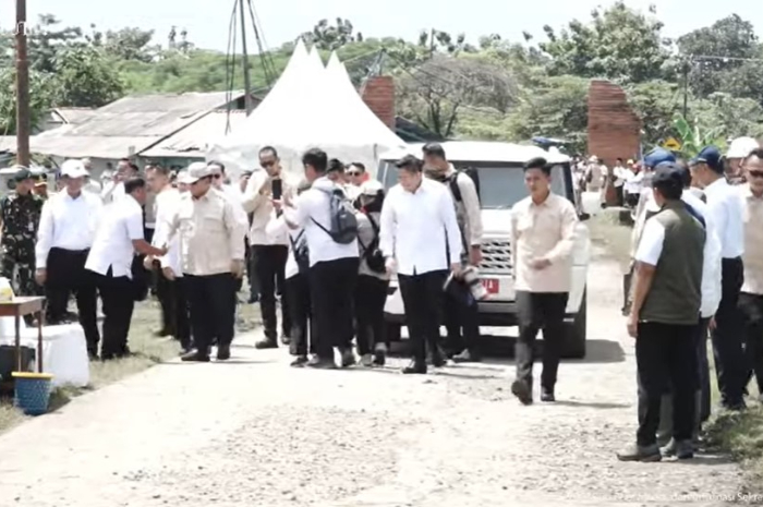 Presiden saat baru tiba di Majalengka untuk menghadiri kegiatan panen bersama petani di Majalengka.