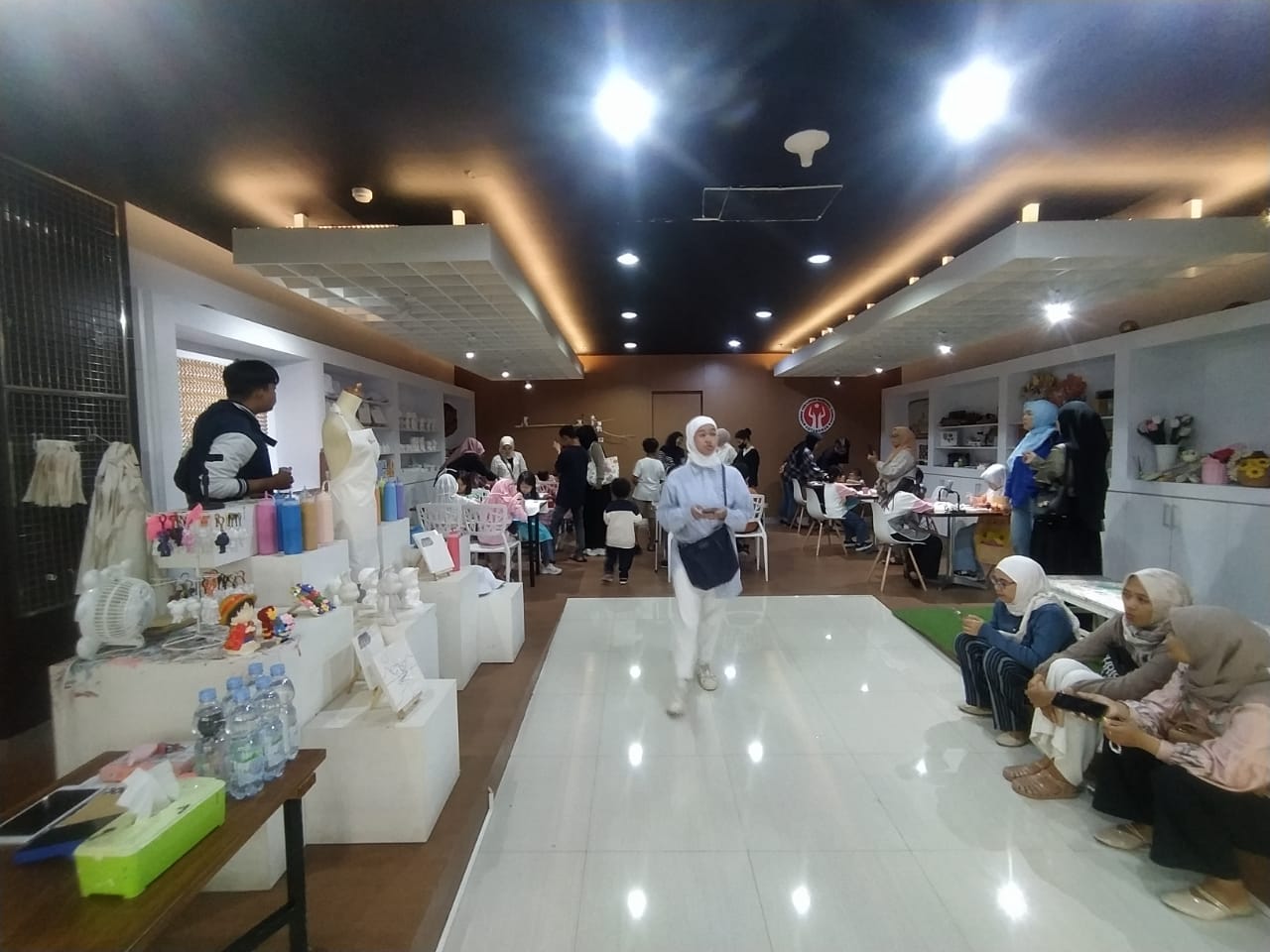 Anak-anak muda menikmati pelatihan di Dekranasda Artspace di Lippo Plaza Kebun Raya Bogor.