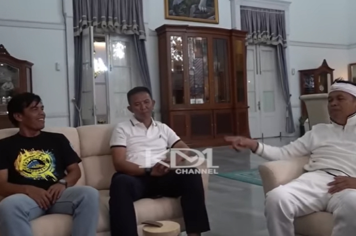 Gubernur Jawa Barat Dedi Mulyadi bertemu dengan Kabid Lalu Lintas dan Angkutan Dishub Kabupaten Bogor, Dadang Kosasih dan sopir angkot di jalur Puncak, Emen.