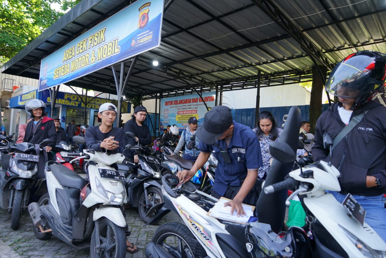 Sejumlah warga dengan sepeda motor menunggu antrean untuk pendaftaran cek fisik kendaraan dalam program pemutihan pajak di Samsat Kota Bogor.