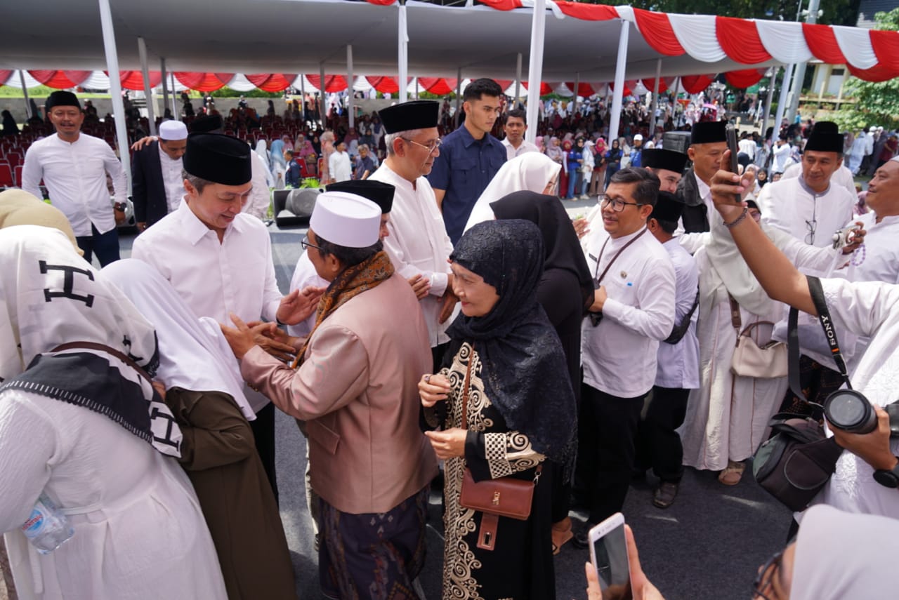 Wali Kota Bogor Dedie A Rachim bersalam salaman dengan ASN dan warga saat  acara Halal Bihalal di Alun Alun Kota Bogor, Senin (8/4/25)