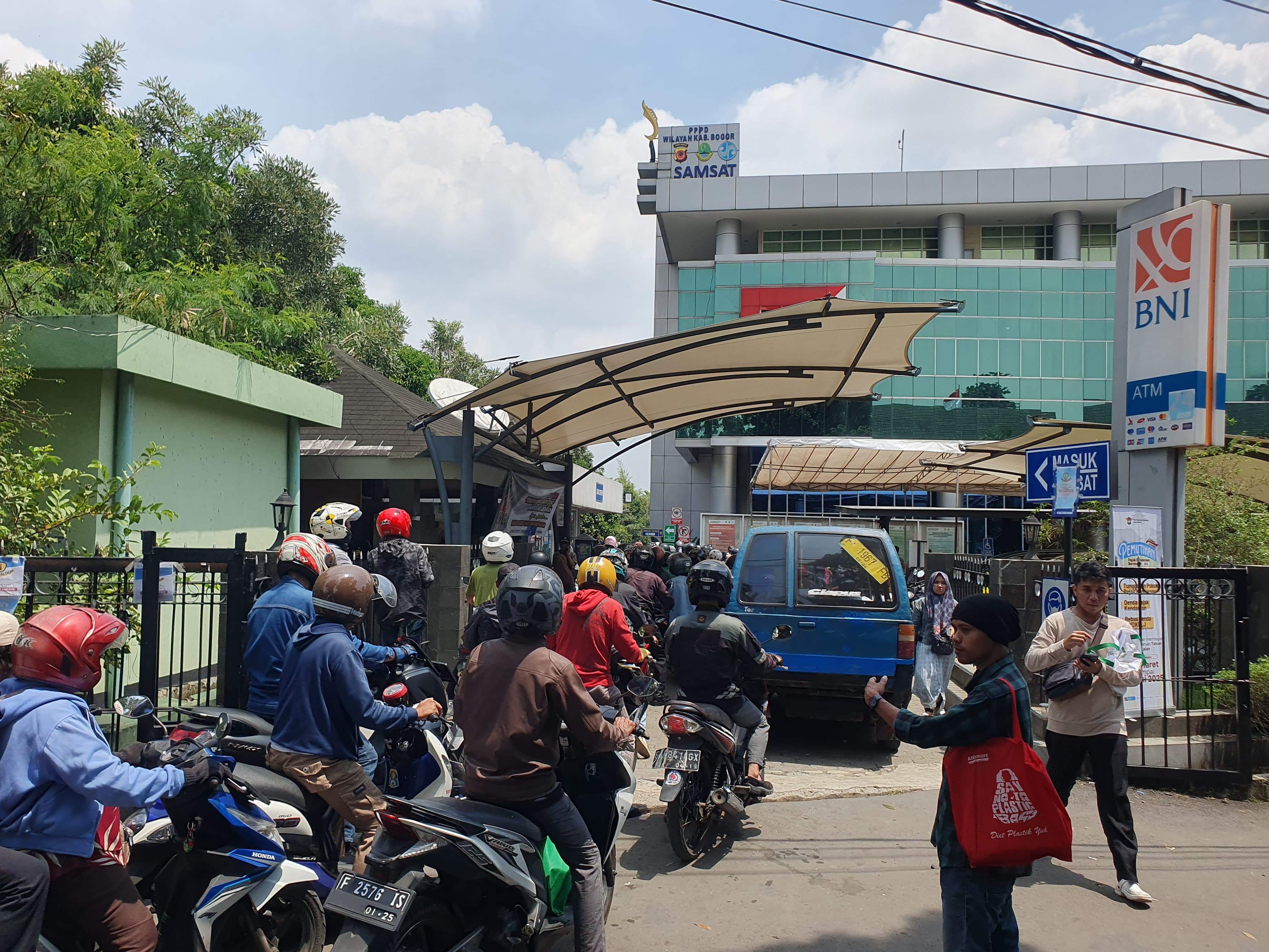 Sejumlah warga rela mengantre untuk membayar pajak kendaraannya masing-masing di Kantor Samsat Cibinong. Selasa (8/4/2025).