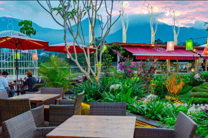 Suasana di Roofpark Cafe & Restaurant Bogor yang bikin penguinjung merasa betah.