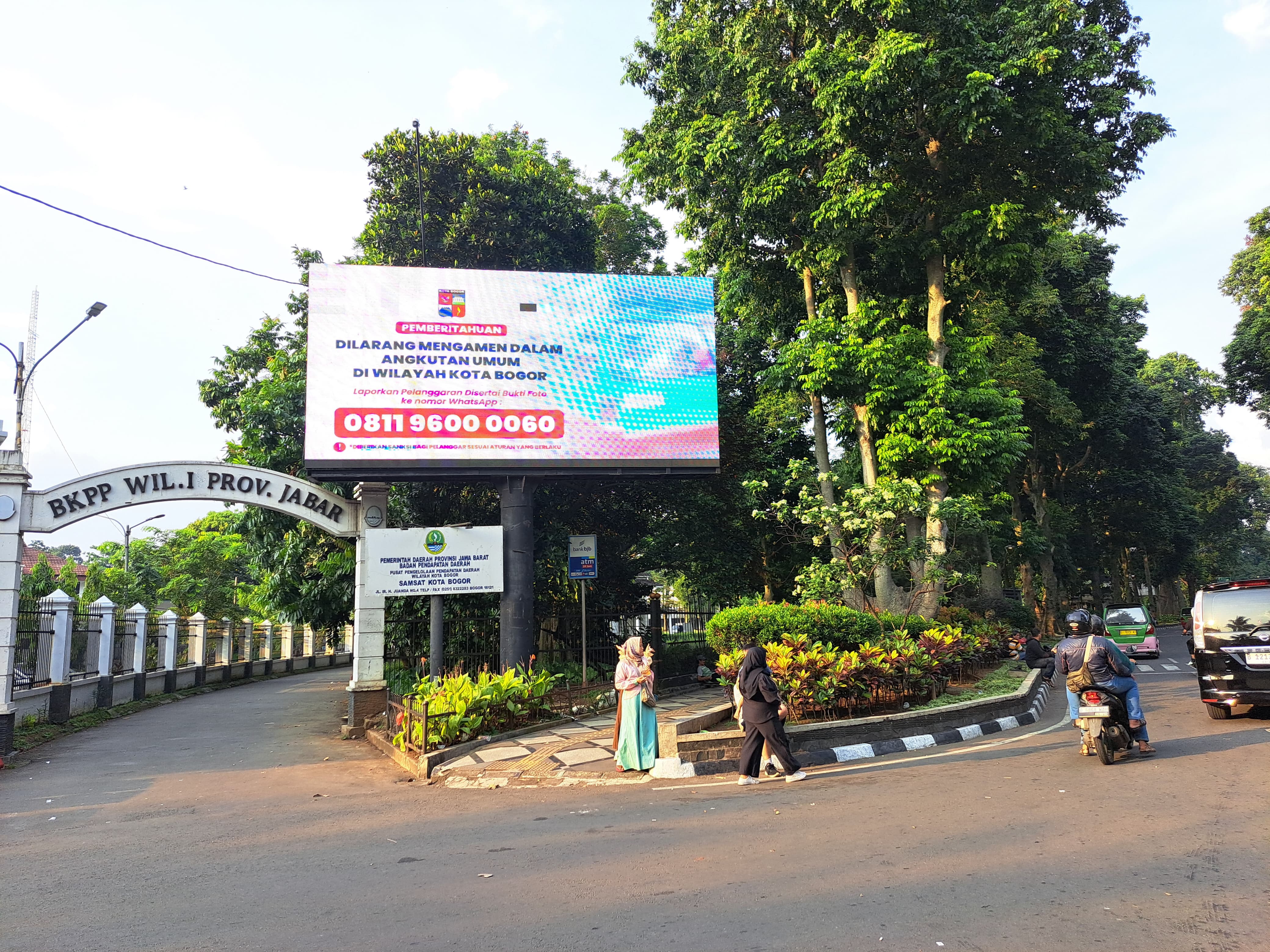 Pemkot Bogor poster larangan mengamen dan nomor aduan di seluruh videotron di wilayah Kota Bogor.
