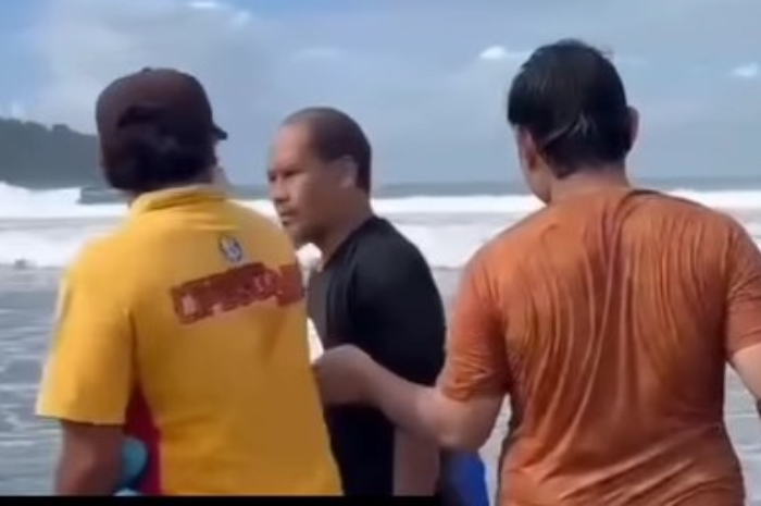 Video yang menunjukkan ketegangan antara penjaga pantai dengan pengunjung di Pantai Pangandaran.
