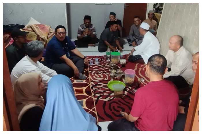Camat Cigombong, R.E Irwan Somantri bersama Kepala SMPN 1 Cigombong mendatangi rumah duka korban meninggal dunia akibat terseret ombak di Pantau Karang Hawu, Sukabumi.