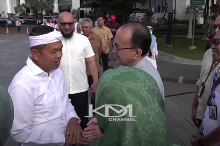 Direktur Rumah Sakit Jiwa Provinsi Jawa Barat, Ferry Achmad Firdaus Mansoer saat bersama Gubernur Jawa Barat, Dedi Mulyadi.
