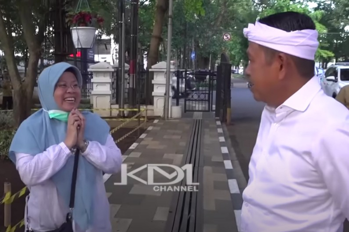 Gubernur Jawa Barat Dedi Mulyadi (kiri) saat berdialog dengan salah satu Kabid DLH.