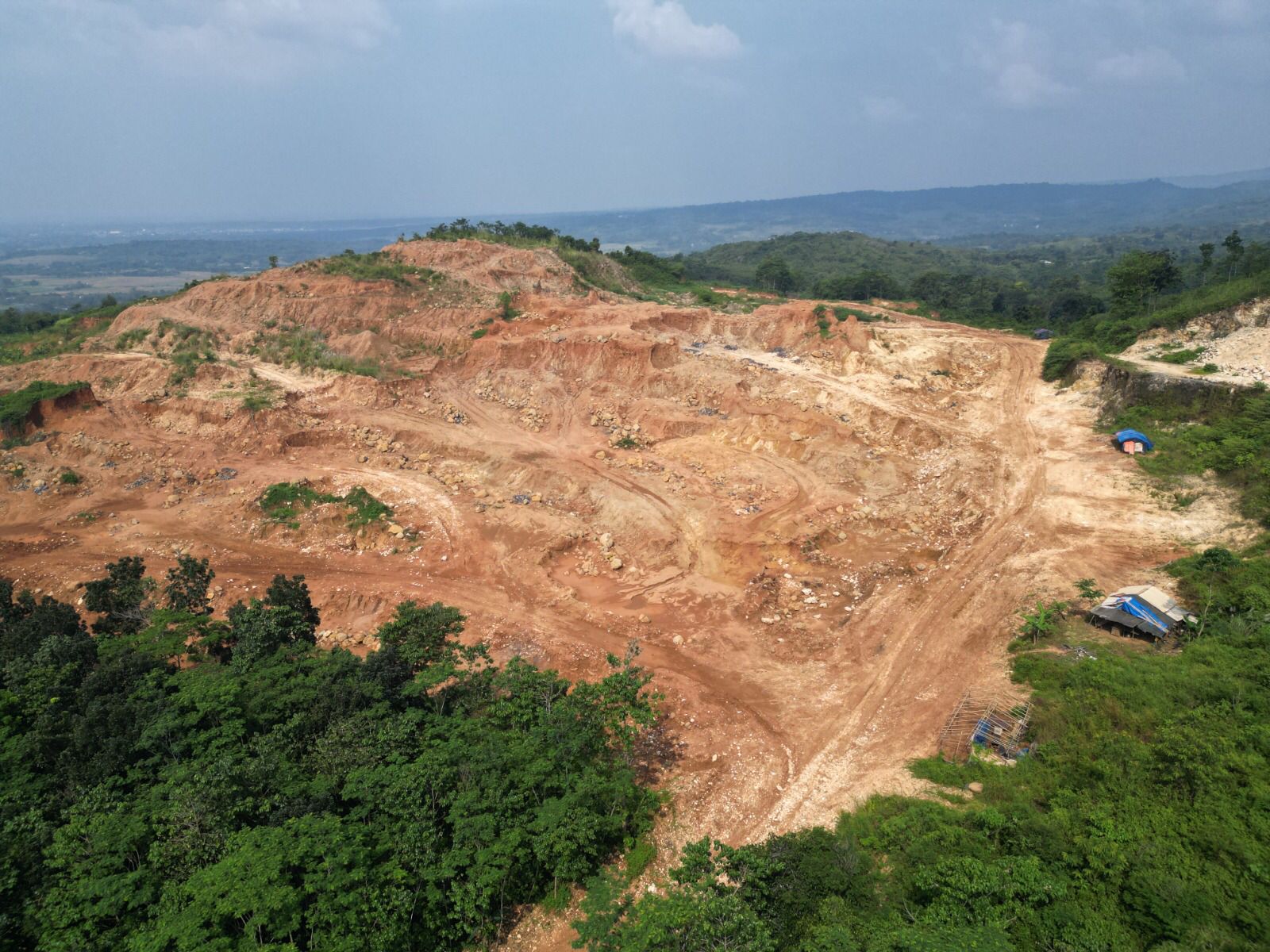 Pantauan udara lahan karst di Kecamatan Klapanunggal, Kabupaten Bogor, yang sudah rata dengan tanah.