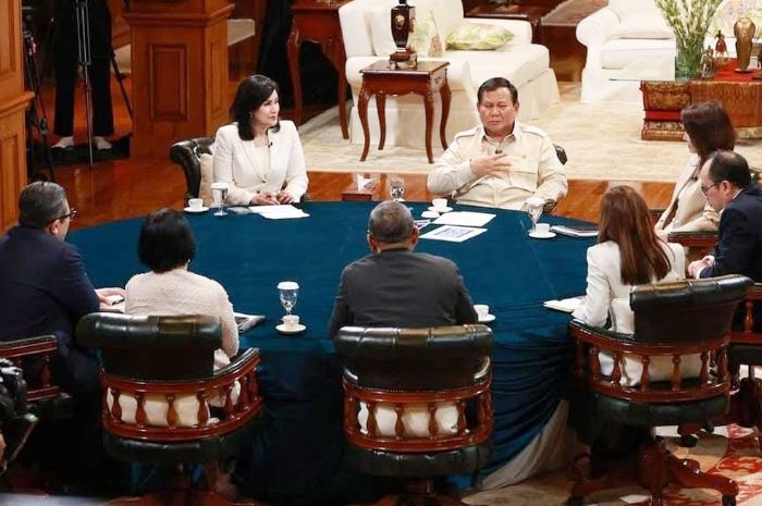 Presiden Prabowo Subianto saat berdiskusi dengan tujuh jurnalis senior di Hambalang, Bogor.