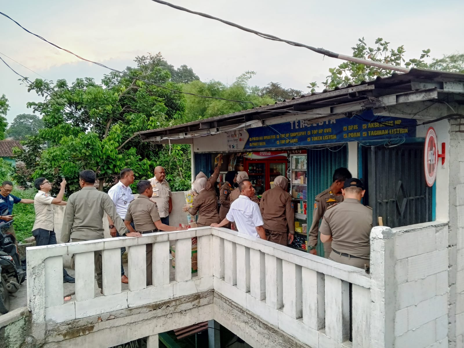 Petugas Satpol PP membongkar pintu kios di kawasan Jambu Dua, Jalan Ahmad Yani, Kelurahan Tanah Sareal, Kecamatan Tanah Sareal, Kota Bogor, karena kedapatan menjual minuman keras (miras), Rabu (9/4).
