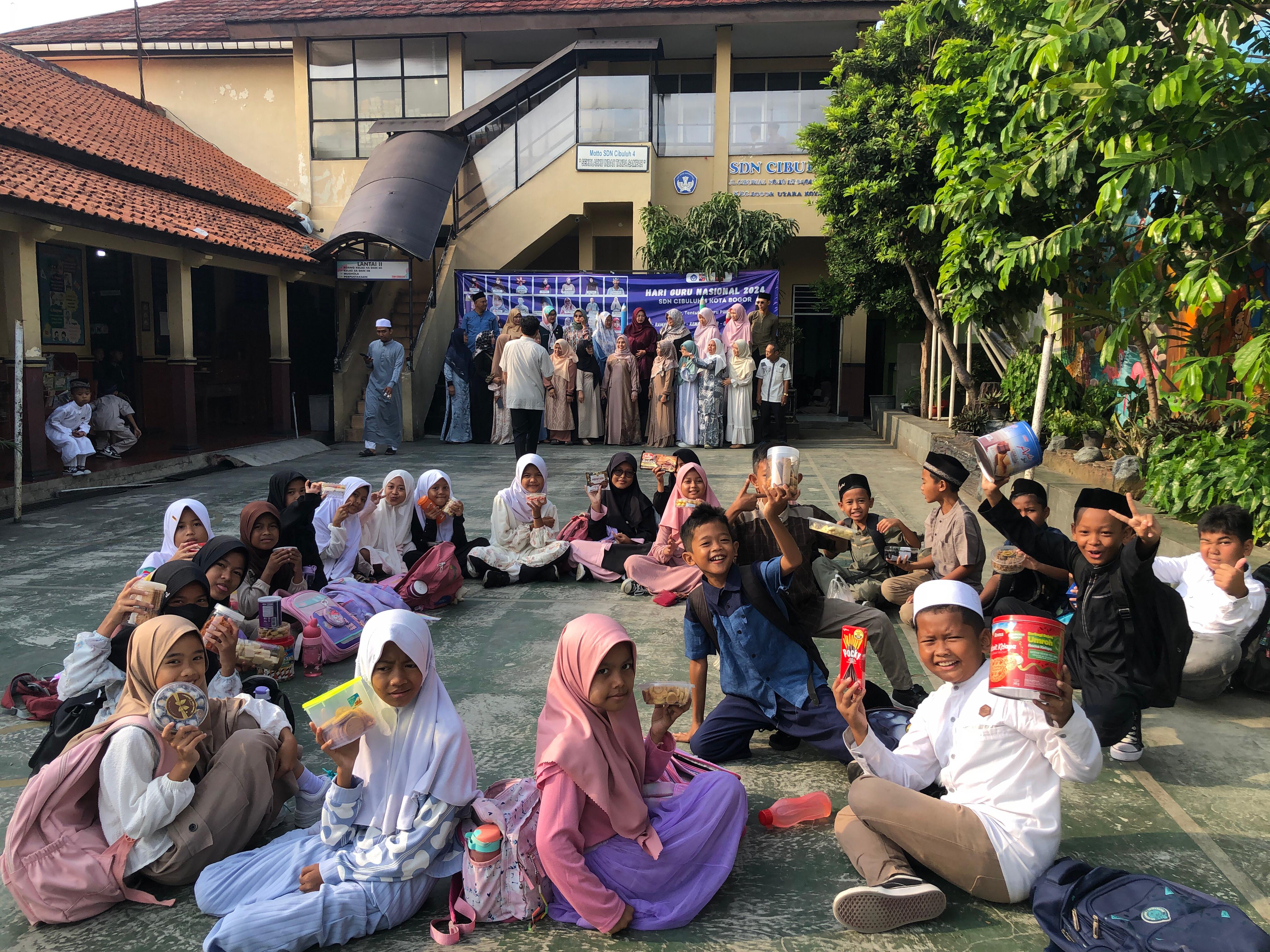 Siswa SDN Cibuluh 4 Kota Bogor saat melakukan halal bi halal dan berbagi kue, pasca libur Lebaran idul Fitri