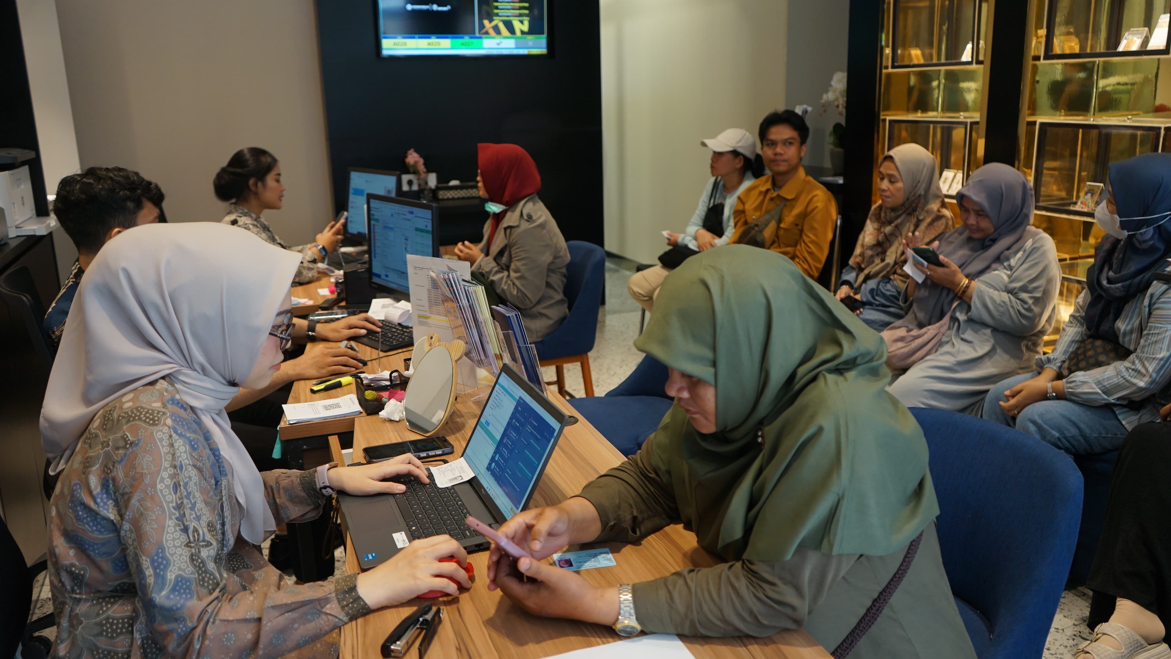 Antrean warga yang hendak beli logam mulai di Butik Emas Antam Bogor.
