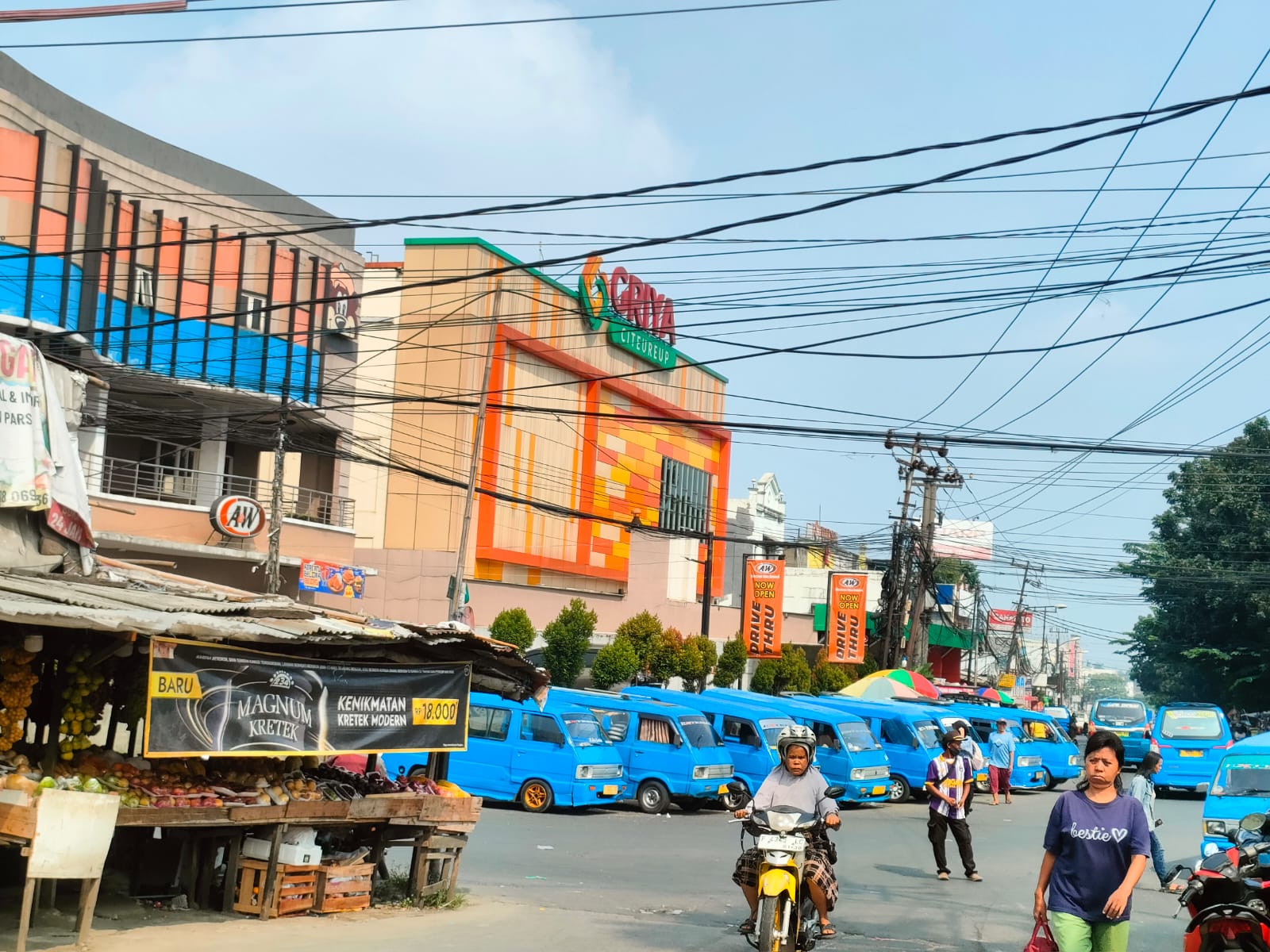 Angkot berjejer di terminal bayangan Simpang Citeureup Bogor.