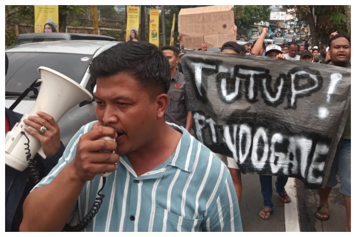 Ratusan driver pemandu wisata Puncak, Kabupaten Bogor, menggelar aksi turun ke jalan, Kamis (10/4/2025).