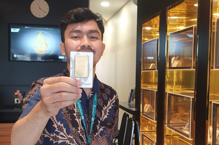 Customer Service Butik Emas LM Antam Bogor menunjukkan logam mulia yang banyak dibeli.