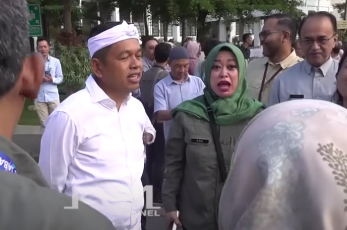 Gubernur Jawa Barat, Dedi Mulyadi berdialog dengan para staf di lingkungan Pemprov Jabar.