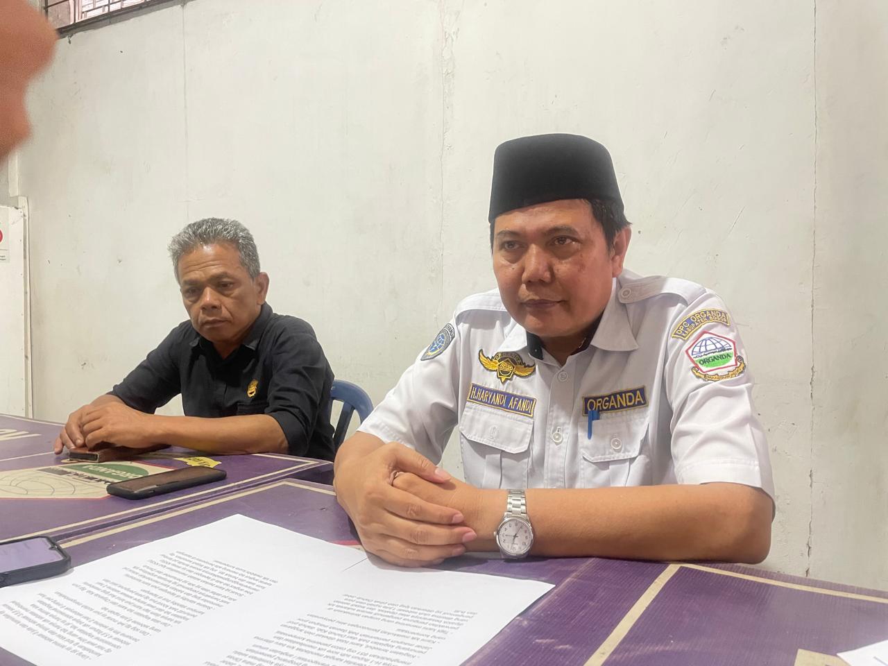 Sekretaris Organda Kabupaten Bogor, Haryandi Afandi saat memberikan keterangan terkait polemik dugaan pemotongan uang kompensasi sopir angkot Puncak,&nbsp;Kamis&nbsp;(10/4/2025).