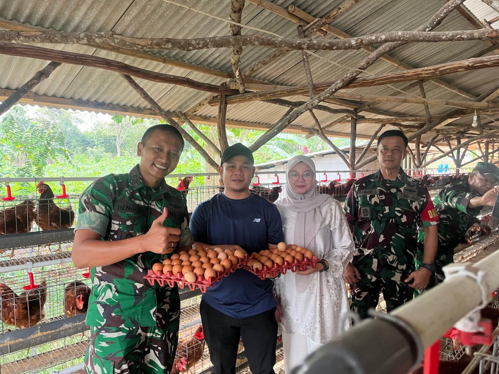 Dandim 0621/Kabupaten Bogor, Letkol Inf Henggar Tri Wahono melakukan kunjungan ke peternakan ayam petelur di Desa Babakan, Kecamatan Ciseeng.