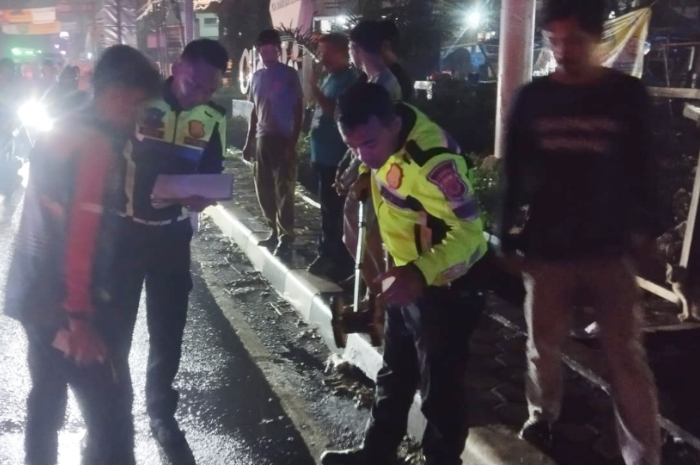 Petugas saat melakukan olah TKP kecelakaan di Jalan Raya Transyogi Cileungsi Bogor.