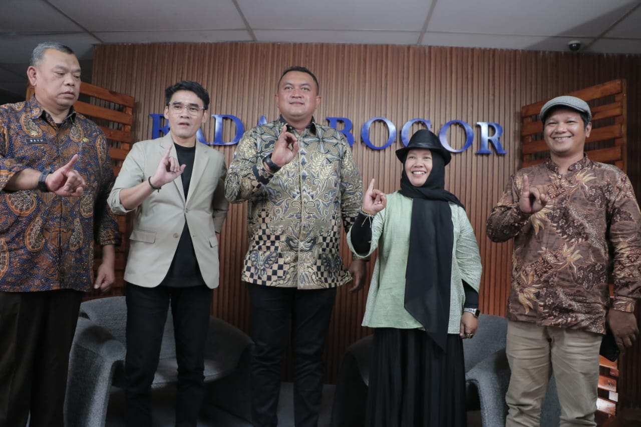 Bupati Bogor, Rudy Susmanto (tengah) saat melakukan kunjungan ke Graha Pena Radar Bogor, Jumat (11/4/2025).
