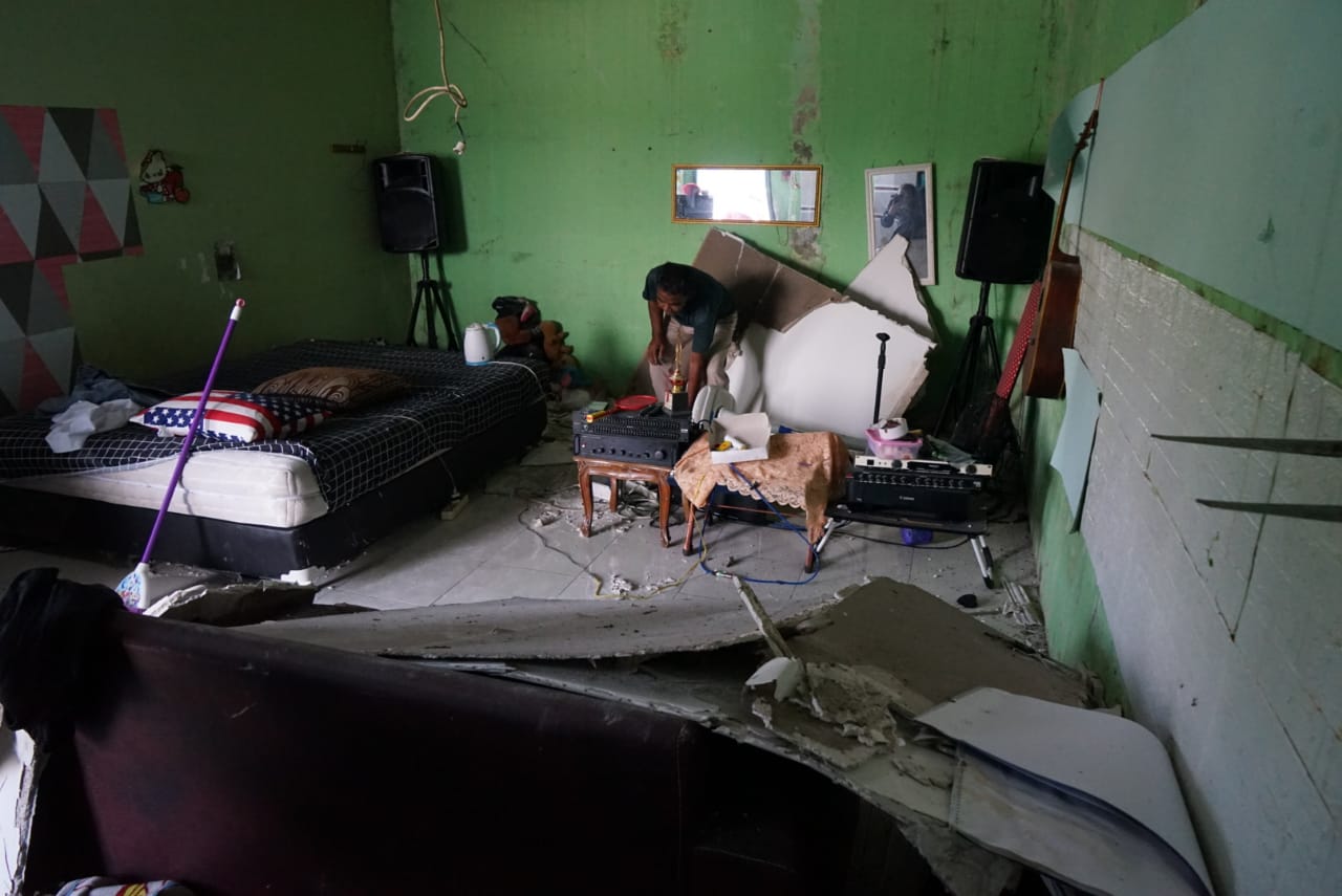Warga bersihkan puing akibat gempa bumi, Foto :