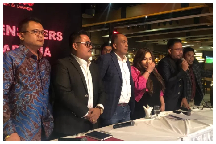 Lisa Mariana untuk pertama kalinya tampil ke public dalam jumpa pers dengan didampingi tim pengacaranya, Jumat (11/4/2025).