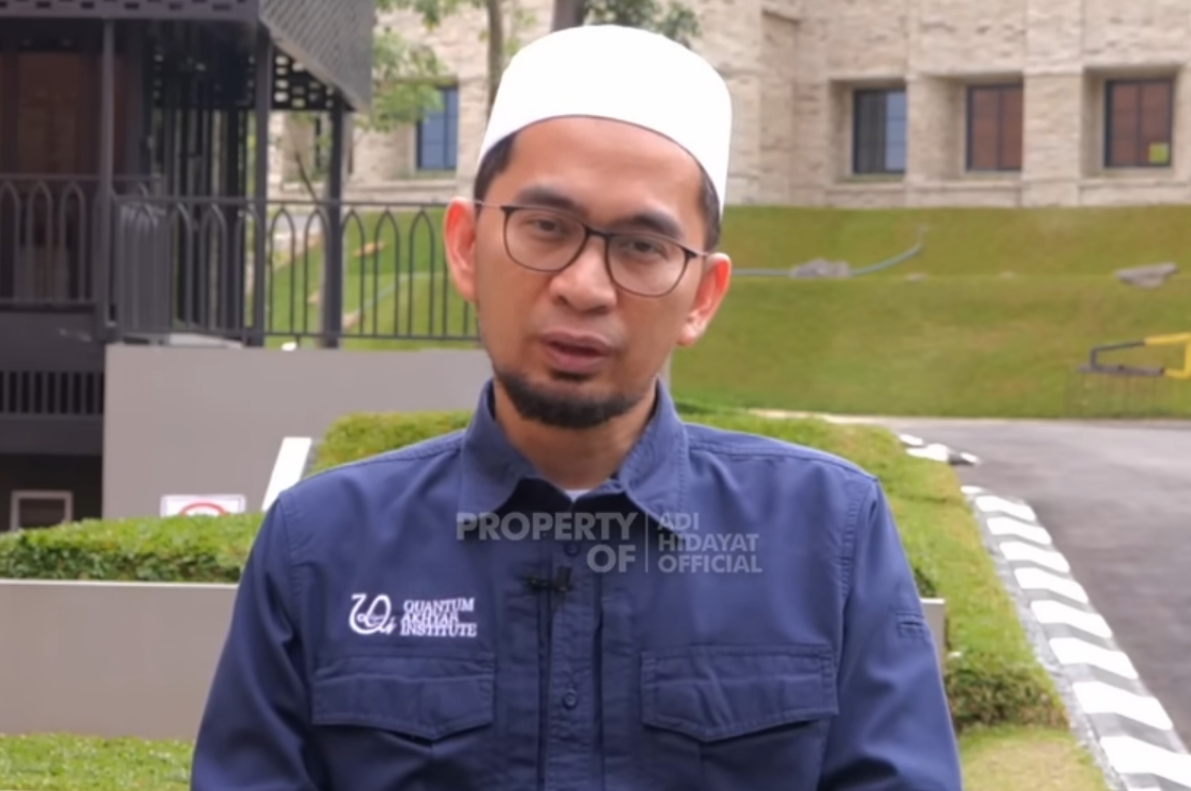 Ustadz Adi Hidayat saat menerangkan tentang puasa Ayyamul Bidh dan puasa Qadha Ramadhan.