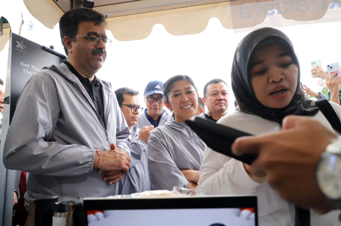 Presiden Direktur & CEO XL Axiata Rajeev Sethi&nbsp;dan&nbsp;Menteri Komunikasi dan Digital RI, Meutya Hafid hadir dalam Sosialisasi Peraturan Menteri tentang eSIM dan Pemutakhiran Data menggunakan Biometrik.