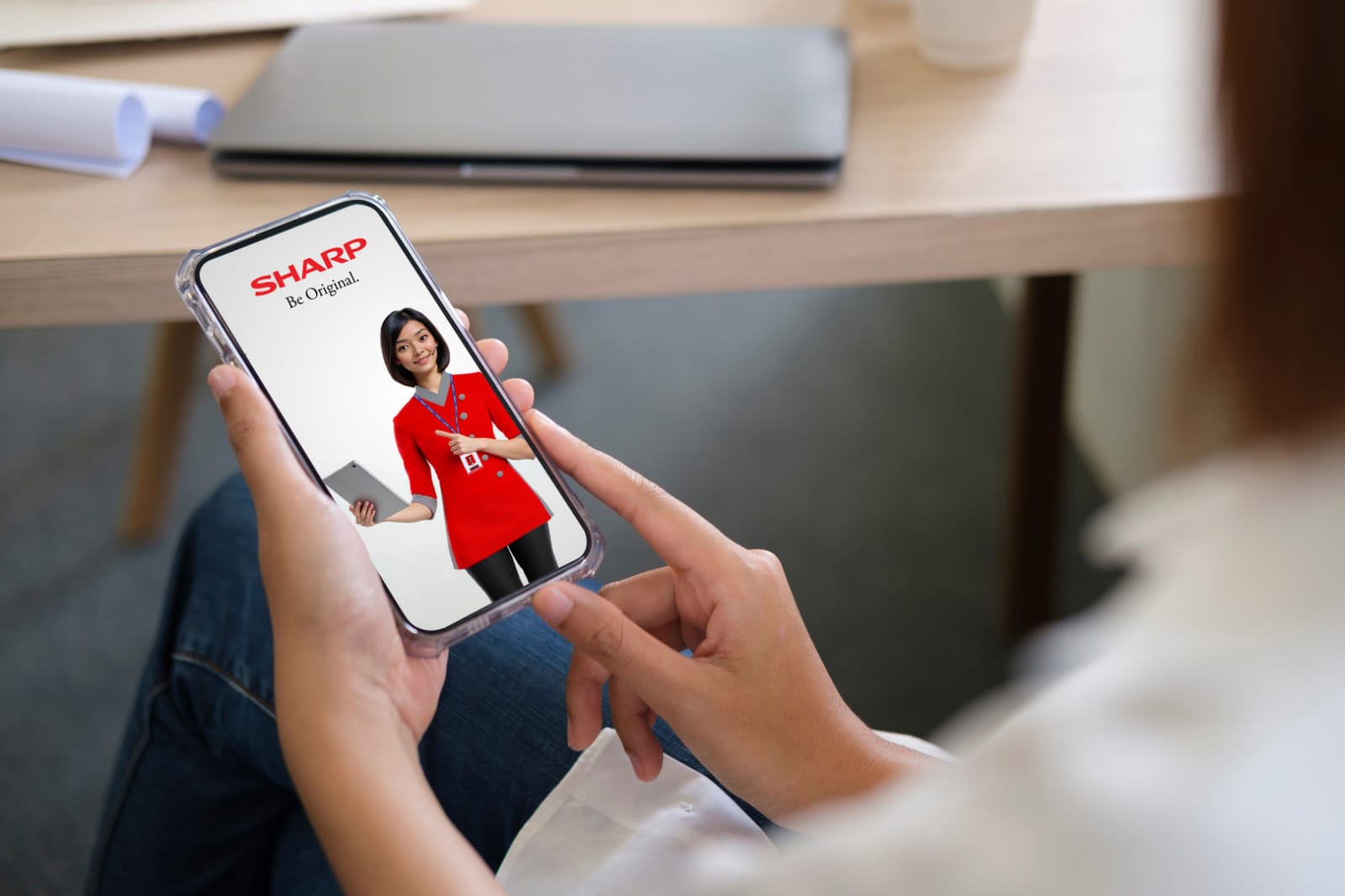 pelanggan sedang berinteraksi secara digital dengan karakter salli dan sandi teknologi berbasis AI yang dihadirkan Sharp Indonesia