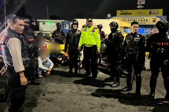 Penangkapan terduga pelaku balap liar di Yasmin, Tanah Sareal Kota Bogor, Minggu (13/4/2025) dini hari.