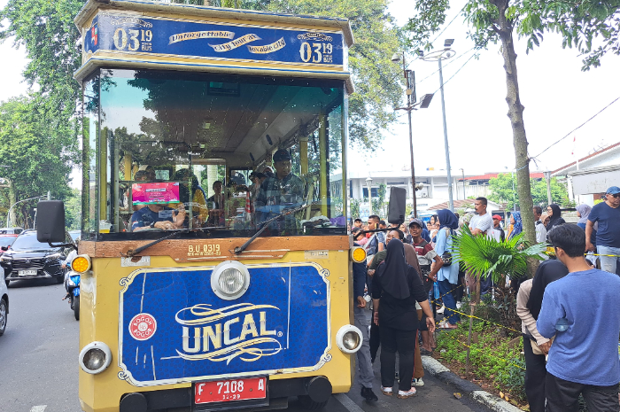 Antrean warga menaiki Bus Uncal di Kota Bogor, Minggu (13/4/2025).