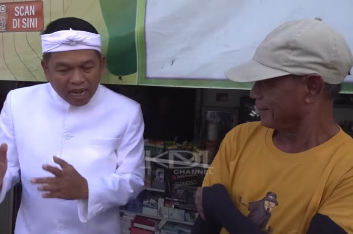 Dedi Mulyadi dan salah satu warga yang melakukan penggalangan dana di jalan raya