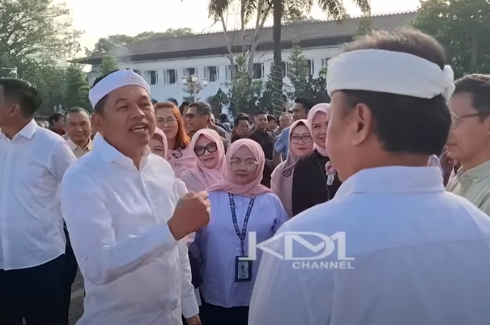 Gubernur Jawa Barat, Dedi Mulyadi sedang berdialog dengan ASN di Gedung Sate.