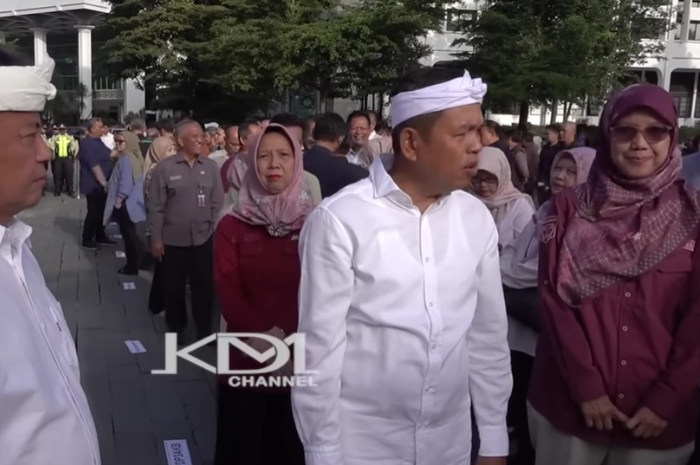 Gubernur Jawa Barat, Dedi Mulyadi dengan semangat memotivasi para ASN.