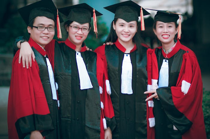 Ilustrasi mahasiswa perguruan tinggi dengan biaya pendidikan tinggi