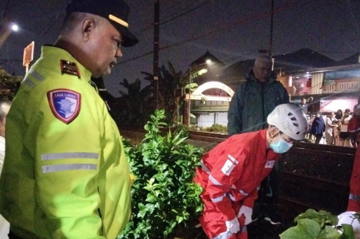 Proses evakuasi korban tertabrak kereta di Kebon Pedes, Kota Bogor Sabtu (12/4/2025).