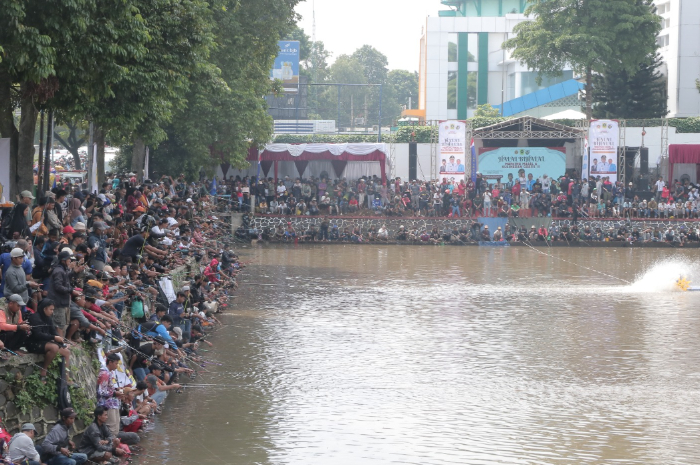 Warga saat mengikuti mancing massal gratis di Cibinong, Kabupaten Bogor Minggu (13/4/2025).