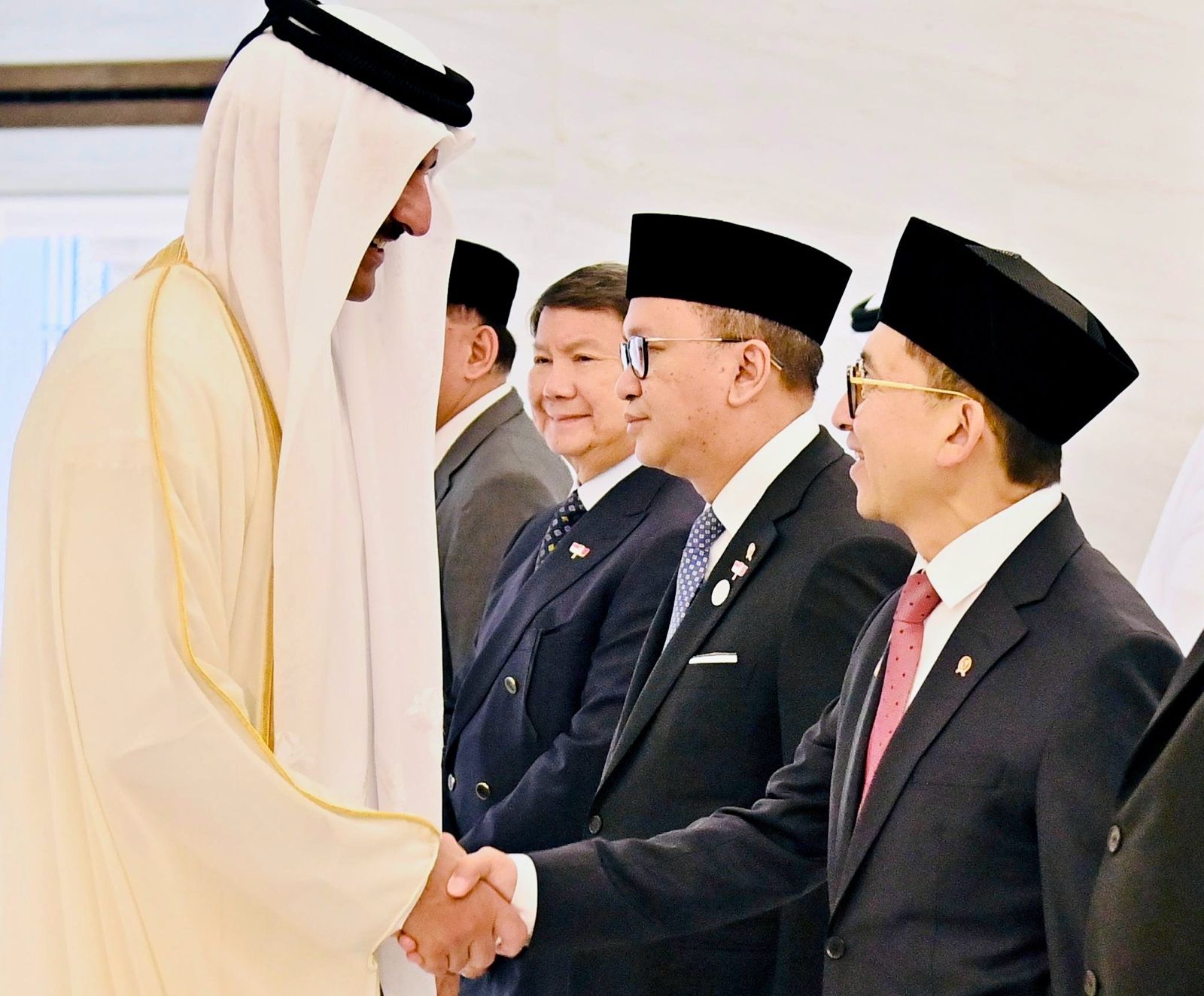 Menteri Kebudayaan RI Fadli Zon saat menyalami Emir Qatar, Sheikh Tamim Bin Hamad Al-Thani