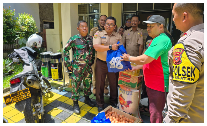 Asisten Pemerintahan dan Kesejahteraan Rakyat Setda Kota Bogor Eko Prabowo menyalurkan bantuan paket sembako kepada 95 KK korban terdampak longsornya Jalan Saleh Danasasmita, pada Senin (14/4/2025).
