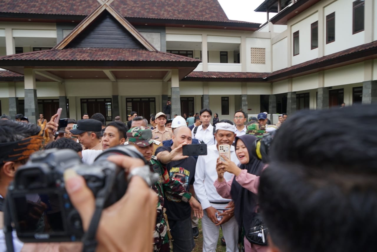 Gubernur Dedi Mulyadi, saat menunjungi kawasan Bumi Ageng Batutulis, Kota Bogor, Senin (14/4/2025).