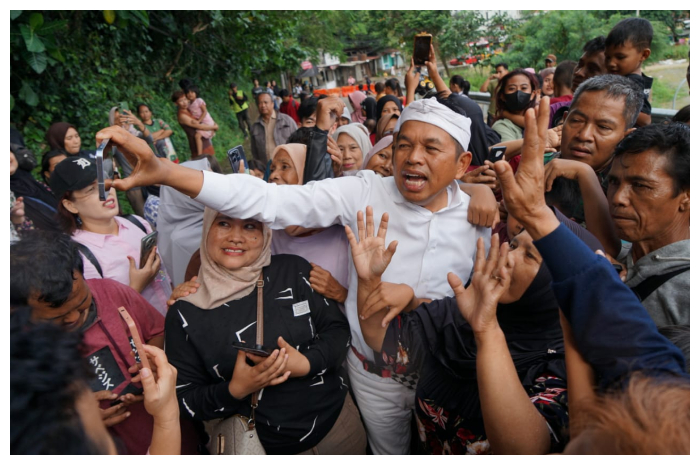 Gubernur Jawa Barat, Dedi Mulyadi disambut hangat warga saat melakukan kunjungan kerja ke Kota Bogor, Senin (14/4/2025).