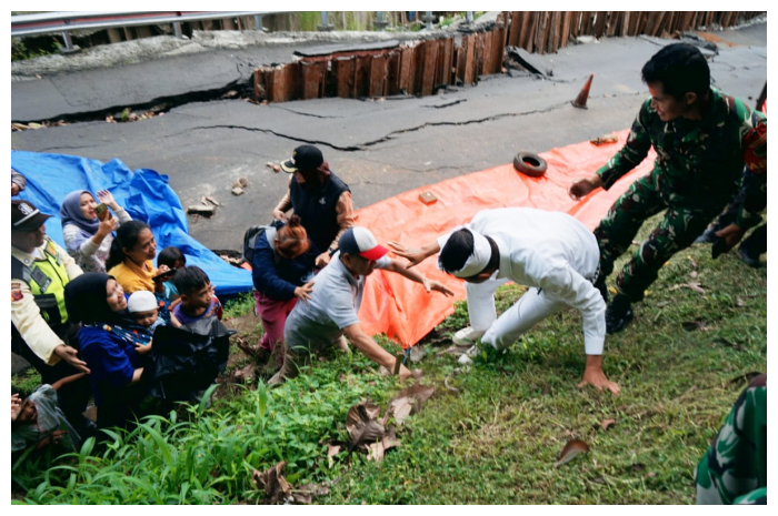 Gubernur Jawa Barat, Dedi Mulyadi saat meninjau langsung kawasan Jalan Batutulis, Kota Bogor, yang longsor, Senin (14/4/2025).
