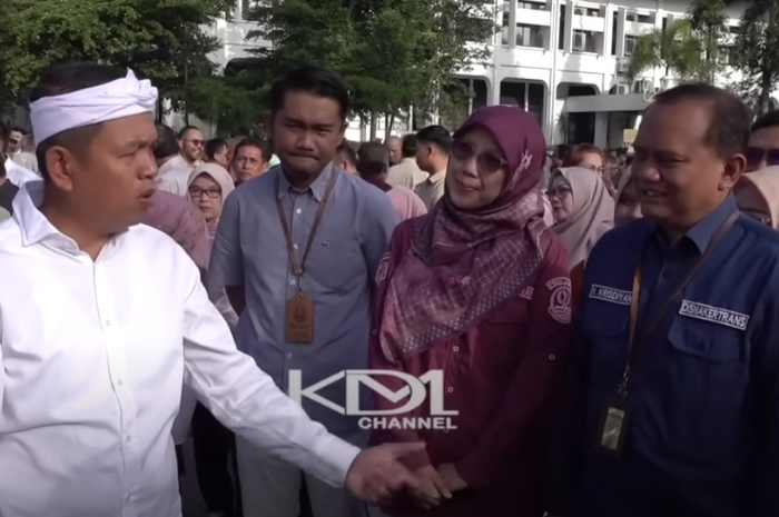 Gubernur Jawa Barat, Dedi Mulyadi menasehati pegawai Disnakertrans.