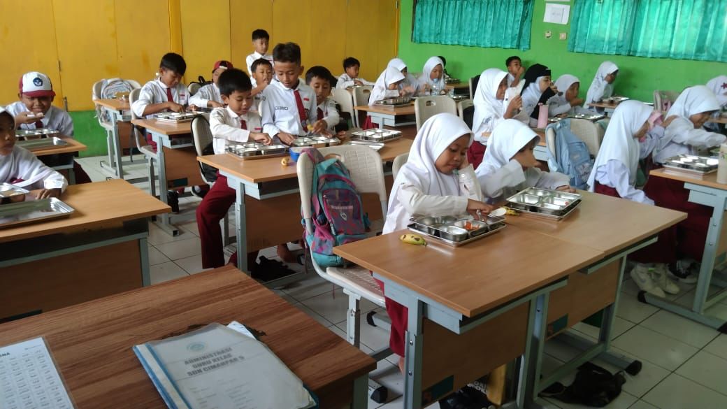 Siswa SDN Cimahpar 5 Kota Bogor, saat melahap Makan Bergizi Gratis (MBG) dari pemerintah, Senin (14/4/2025).